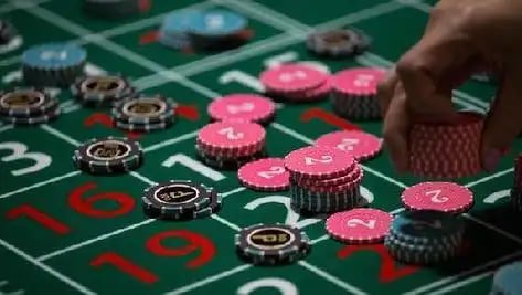wede303 login mobile app interface showing live football matches and live dealer table options